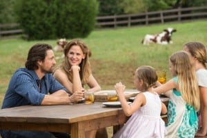 Christy (JENNIFER GARNER), Kevin (MARTIN HENDERSON), Abbie (BRIGHTON SHARBINO), Anna (KYLIE ROGERS) and Adelynn (COURTNEY FANSLER) are one big happy family in Columbia Pictures' MIRACLES FROM HEAVEN.